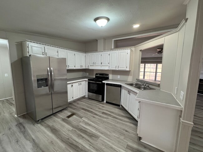 Building Photo - 3 Bed/ 2 Bath Home Off of White Drive