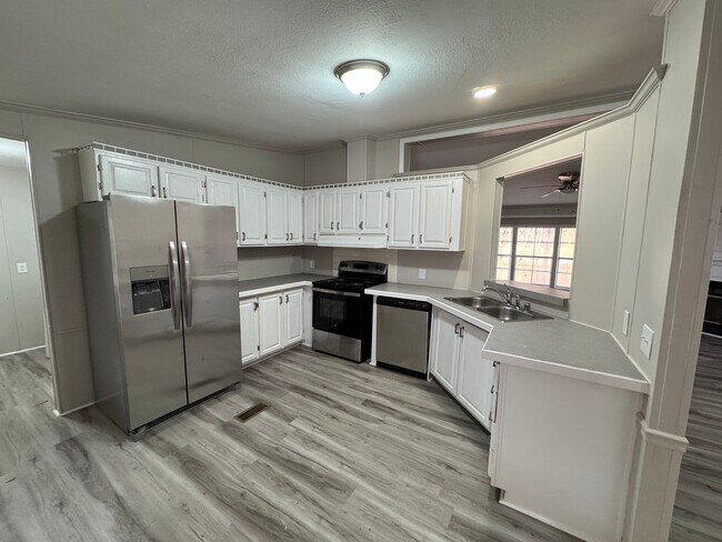 Foto del edificio - 3 Bed/ 2 Bath Home Off of White Drive