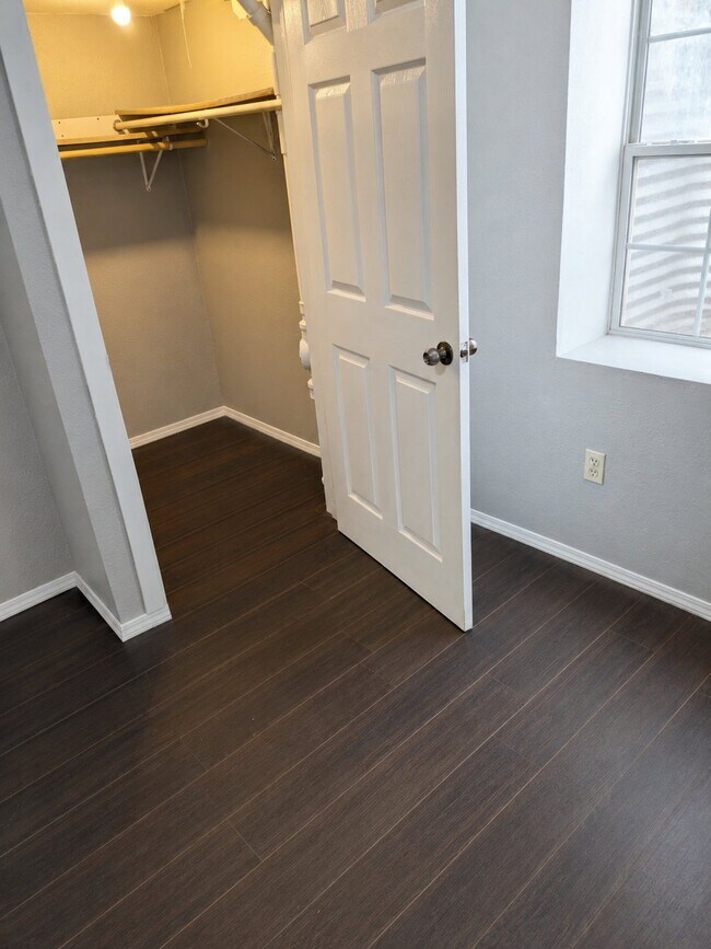 Foto del edificio - 302 Meadow Ln