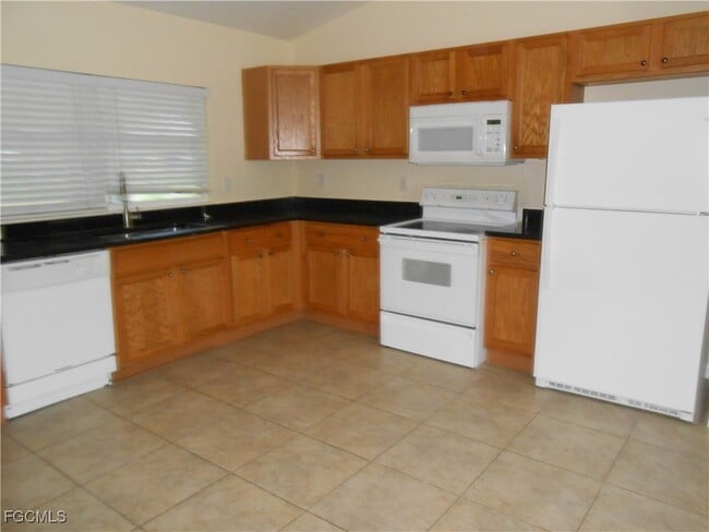 Building Photo - 924 Hollister Ave