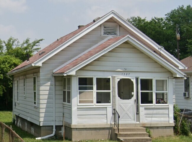 Building Photo - 1327 Bronson Ave