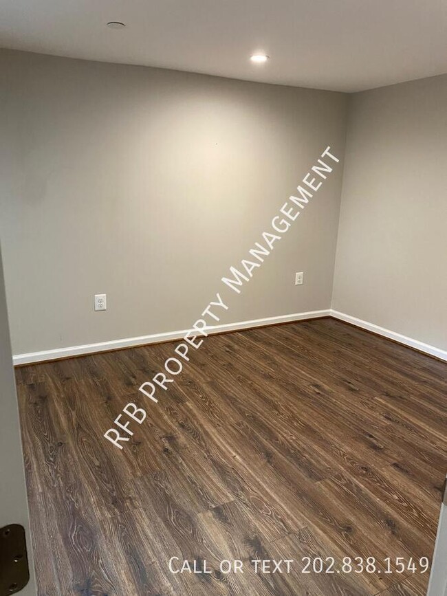 Foto del edificio - Spacious 2-Bedroom Basement Unit with Wash...