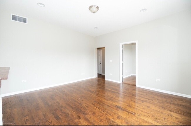 Photo - 4326 S Calumet Ave (Chicago, IL) Apartment