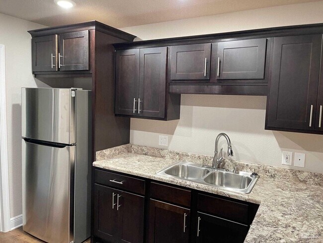 Foto del edificio - 7803 Ira Dr