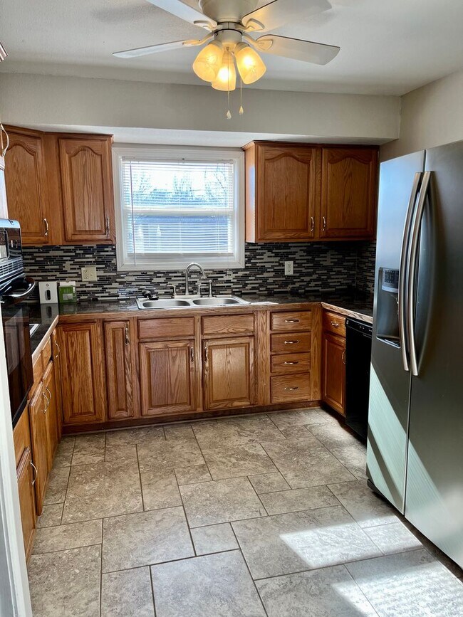 Building Photo - Adorable 3 bedroom townhome!