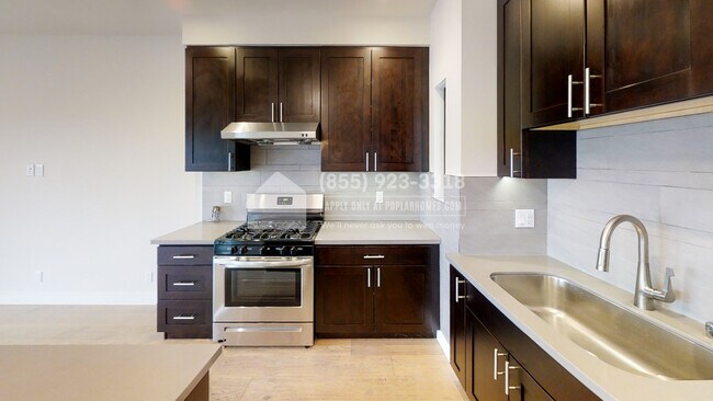 Foto del edificio - 557 Ellington Ave
