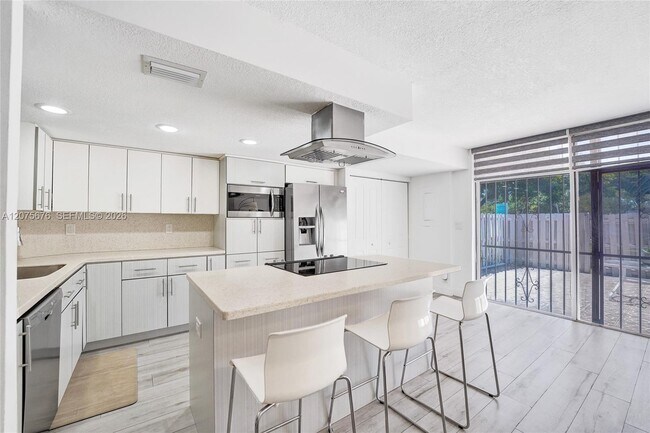 Foto del edificio - 2716 NE 8th St