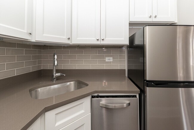 Foto del edificio - 817 W Lakeside Pl