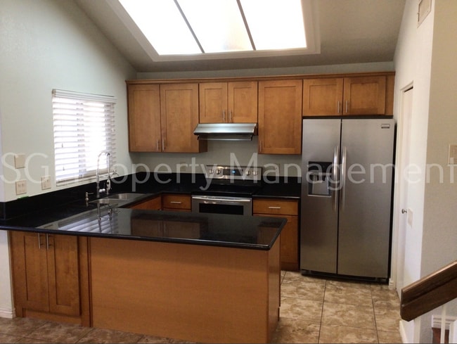 Building Photo - Highly upgraded property close to communit...