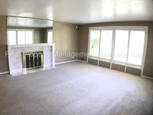 Building Photo - Large 6 Bedroom Rambler!