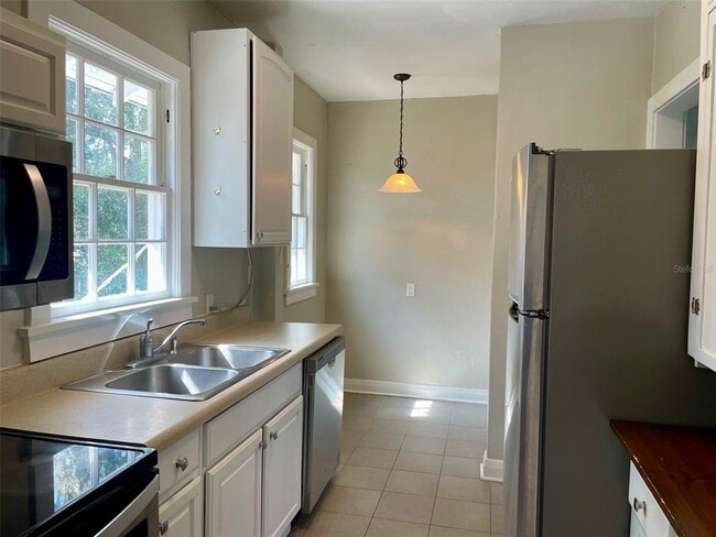 Building Photo - 215 W 16th St