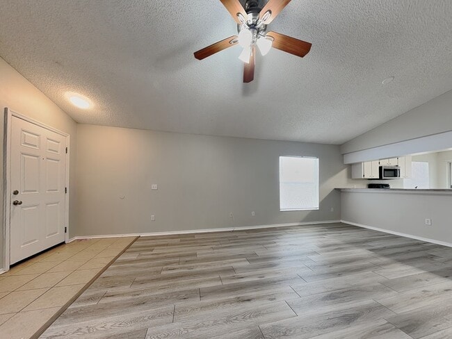 Foto del edificio - 8904 Bridgeford Oaks Dr