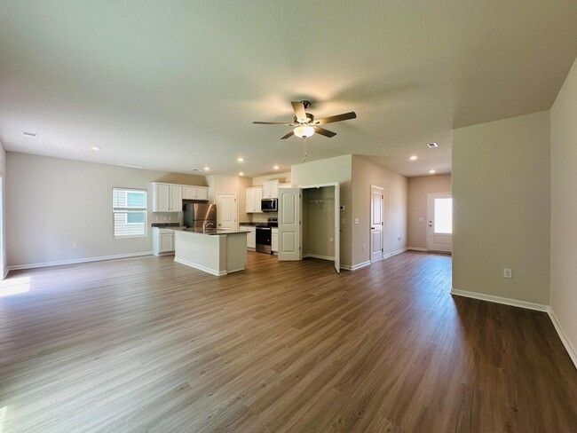 Building Photo - 6104 Lowe Ln