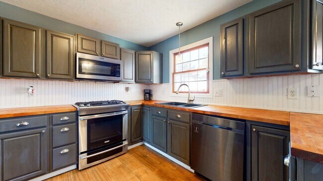 Foto del edificio - Stunning 4-Bedroom, 3.5-Bath Home with Over 3,800 Sq. Ft. of Ideal Living Space in East Bloomington