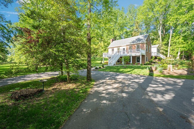 Building Photo - Spacious and Charming 5 BR/3 BA Single-Fam...