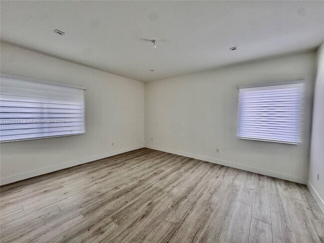 Foto del edificio - 8143 NW 45th St