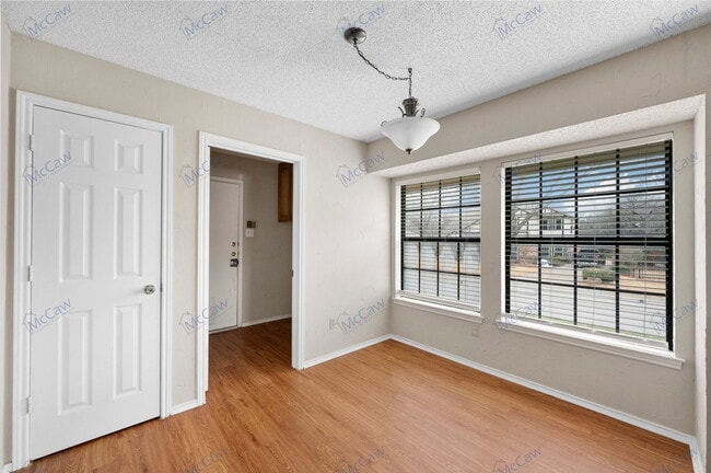 Foto del edificio - 4400 Oak Knoll Ct