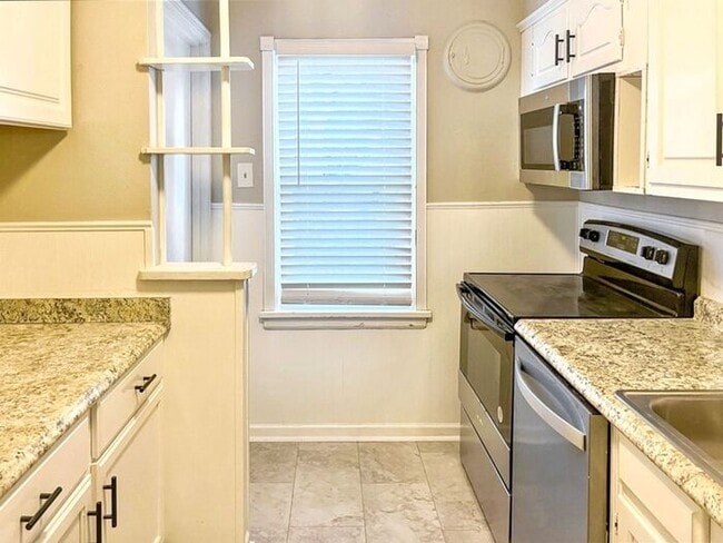 Building Photo - Cozy 3-Bedroom 2-Bathroom Home with Spacio...