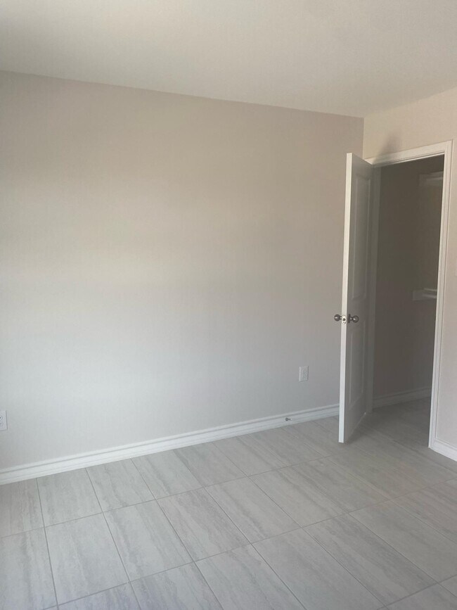 Building Photo - 5609 Encanto Dr