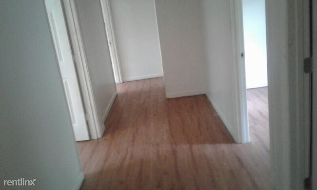 Building Photo - 3 br, 1 bath Apartment - 117 W Holston