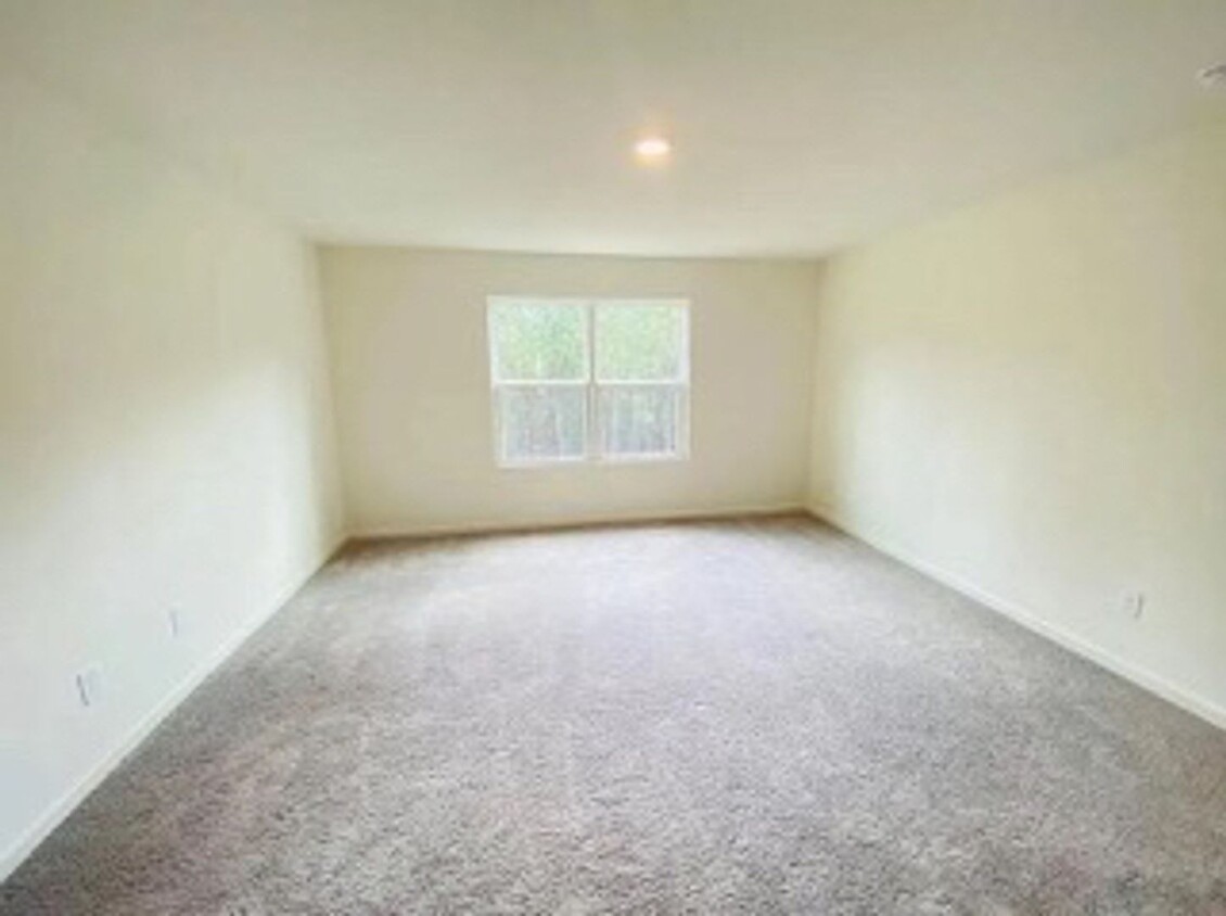 Foto principal - Room in 3 Bedroom Townhome at Coventry St