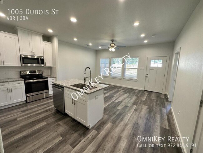 Building Photo - 1005 Dubois St