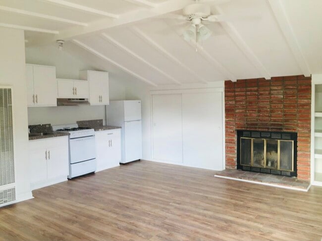 Cocina completa con estufa a gas y refrigerador. - 15416 Wyandotte St