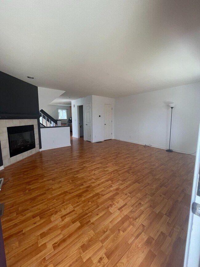 Building Photo - 3BD/2.5BA Townhouse w/ Covered Parking & B...