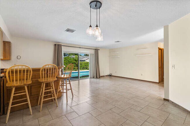 Foto del edificio - 1341 Woodcrest Rd W