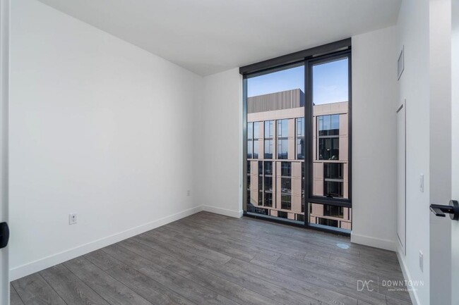 Building Photo - 2 bedroom in Chicago IL 60607