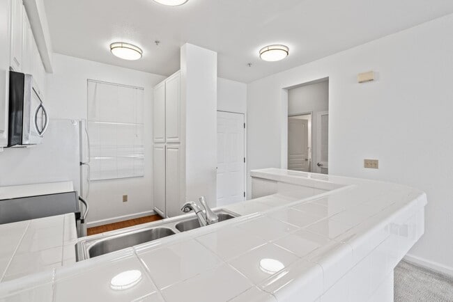 Building Photo - Pet Friendly, Luxurious Condo w/Bay Views....