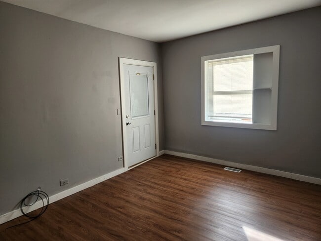 Building Photo - 106 W Comanche Ave