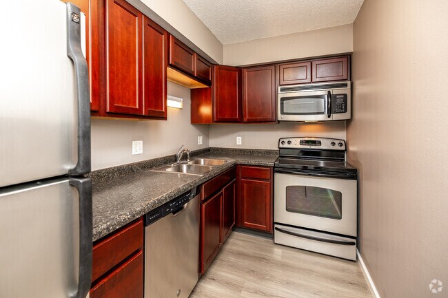 2HAB, 1BA - Cocina - 902 North Dodge Street Apartments