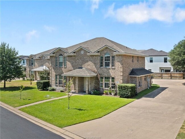 Foto del edificio - Great 3 Bed, 3 Bath Duplex for Fall 2026 Pre-Lease