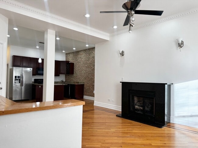 Foto del edificio - 4852 S Prairie Ave