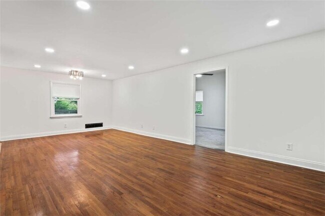 Foto del edificio - 2735 Defoors Ferry Rd NW