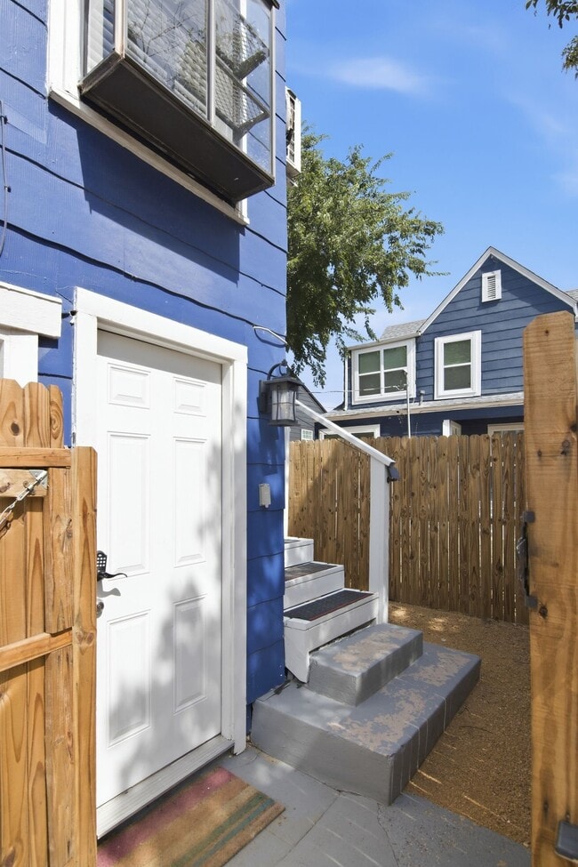 Building Photo - 908 Haskell St