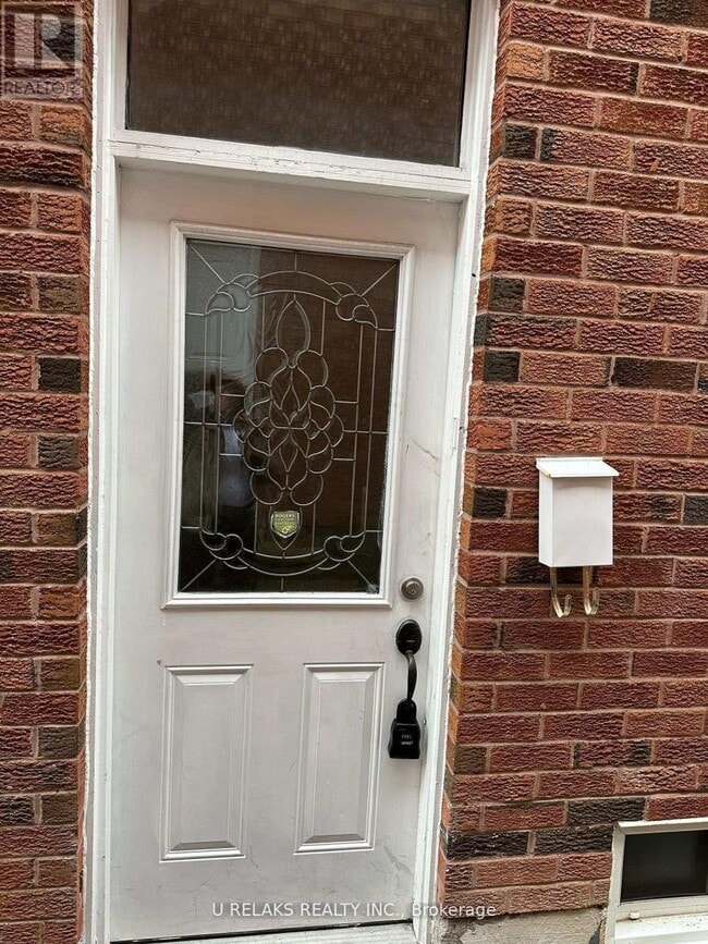 Building Photo - 640 Farwell Crescent