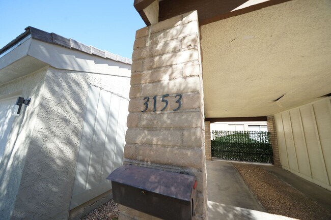 Foto del edificio - SHOWINGS AVAILABLE NOW