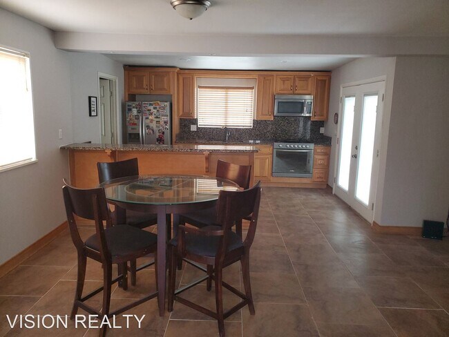 Building Photo - 3 br, 1.5 bath House - 942 Clark Dr.