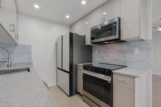 Building Photo - 3038 Cornwall B