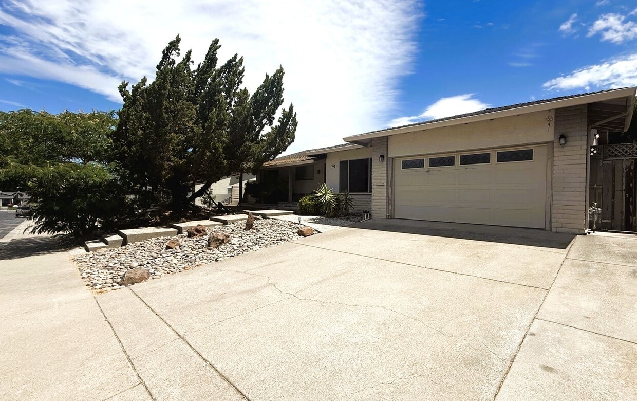 Primary Photo - 3 Bed/ 2.5 bath Single Story