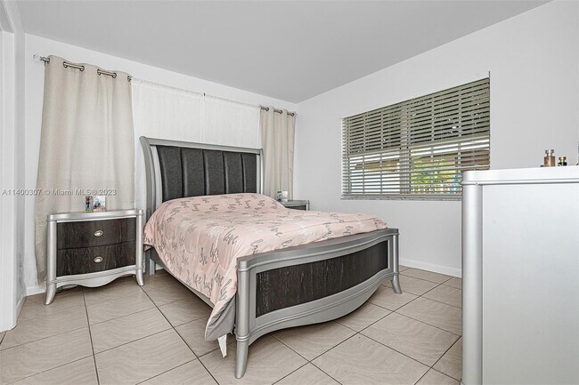 Foto del edificio - 2442 NW 34th St