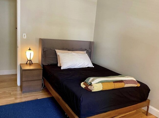 Building Photo - Belmont 1 Bed available Now