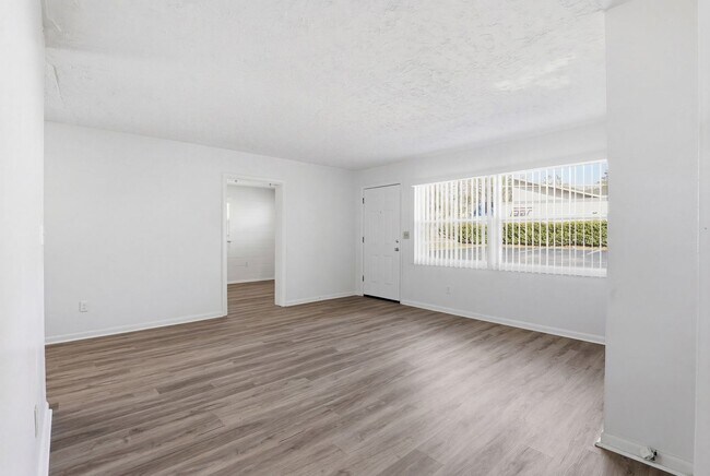 Building Photo - Prime NW Location!