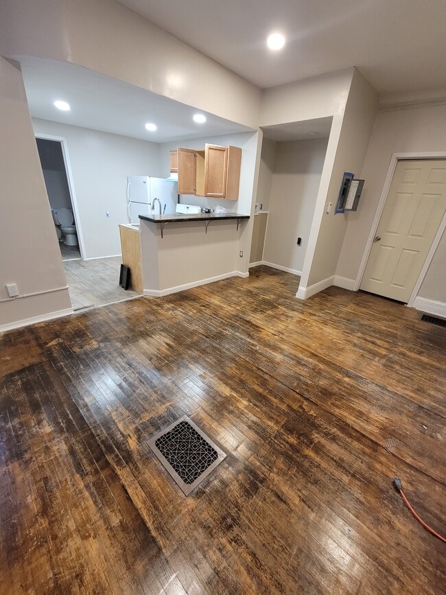 Building Photo - 833 Leray St