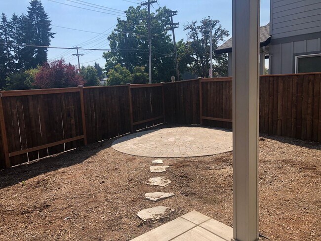 Building Photo - Newer 3 bedroom, 2.5 bath duplex in desira...