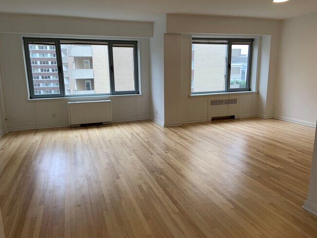 Building Photo - 3495 Rue de la Montagne