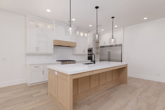 Building Photo - Stunning 5 bed 4 bath with RV Garage