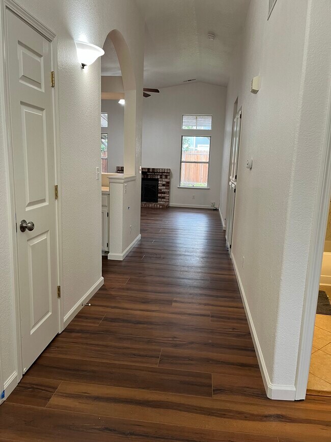 Foto del edificio - 2128 Jayhawk Dr